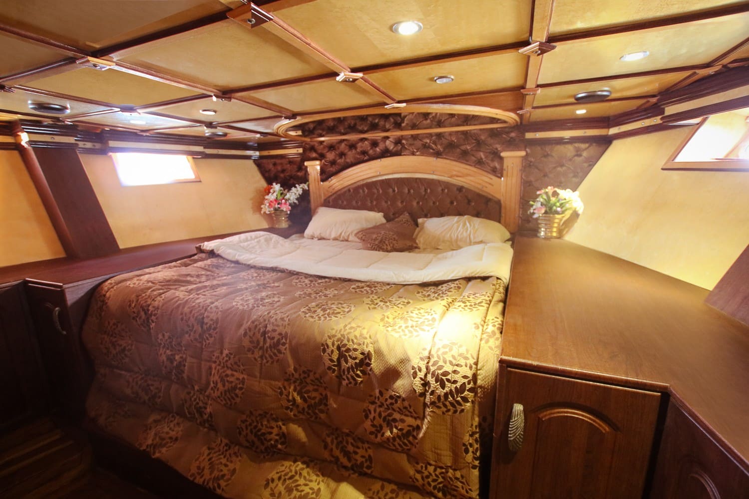 Luxury Yacht 80 Feet