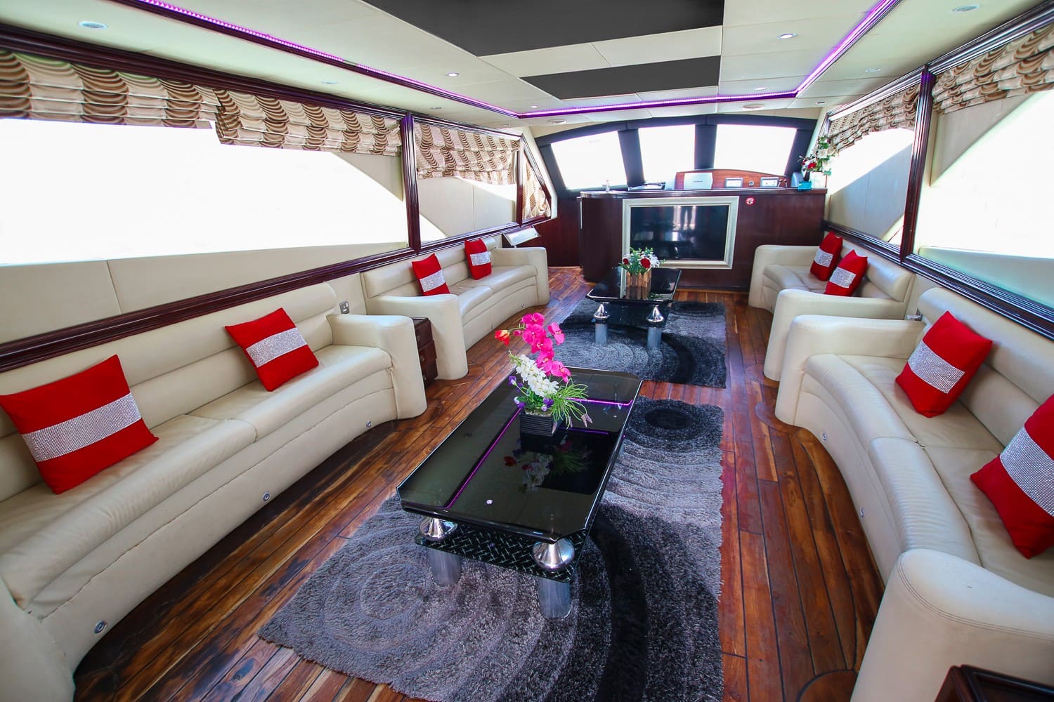 Luxury Yacht 80 Feet